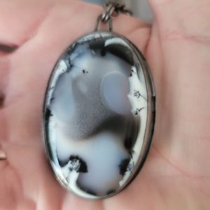 The Noisy Plume necklace